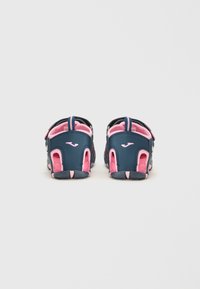 Marinblå och rosa sportiga sandaler med justerbara remmar, andningsbart mesh och öppen baksidelösning för ventilation.