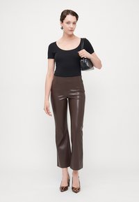 ONLY Tall ONLSMOOTH KICK FLARE - Pantaloni - seal brown