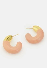 Persiku krāsas sveķu gredzeni ar zelta toņa metāla akcentu; izliekta forma ar gludu, spīdīgu apdari.