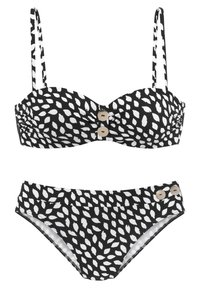 Zwart-wit bikini met bladerenpatroon, voorzien van een bandeau-top met verstelbare straps, een geplooid ontwerp en twee decoratieve knopen aan de voorkant.