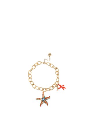 Pulsera de cadena dorada con un dije de estrella de mar naranja y azul, una pieza de coral rojo y un pequeño dije de caballito de mar dorado.
