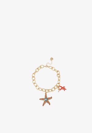Pulsera de cadena dorada con un dije de estrella de mar naranja y azul, una pieza de coral rojo y un pequeño dije de caballito de mar dorado.