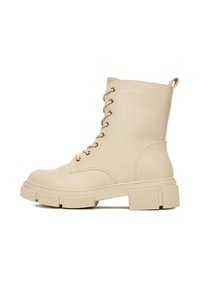 Botine bej, realizate din piele texturată, cu vârf rotund, talpă groasă, găici aurii și o bandă de tragere în spate pentru a fi ușor de purtat.