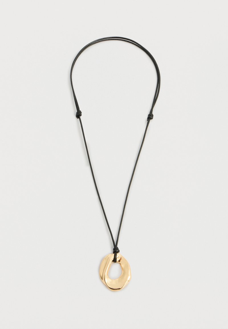 Μαύρο κορδόνι κολιέ με ρυθμιζόμενους κόμπους και λαμπερό ακανόνιστο χρυσό μενταγιόν που κρέμεται στο κέντρο, πάνω σε απλό λευκό φόντο.
