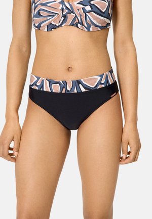 Mujer con braguitas de bikini negras y una cinturilla con un estampado abstracto en azul, beige y blanco que combina con el top del bikini.
