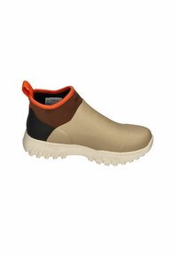 Beige Gummistiefel mit Knöchelhöhe, einer strukturierten Sohle, schwarzen und braunen Akzenten sowie einem orangen Zugriegel. Glatte Oberfläche und wasserdichtes Design.