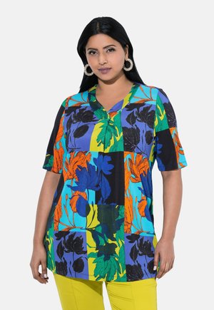Farverig bluse med et patchwork af blomsterdesigns i blå, orange, grøn og sort, med korte ærmer og V-hals.