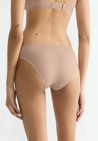 Beige Baumwollmischung Bikini-Unterwäsche, nahtloses Design, mittelhoher Schnitt, keine sichtbaren Nähte, minimales Branding-Logo am Bund.