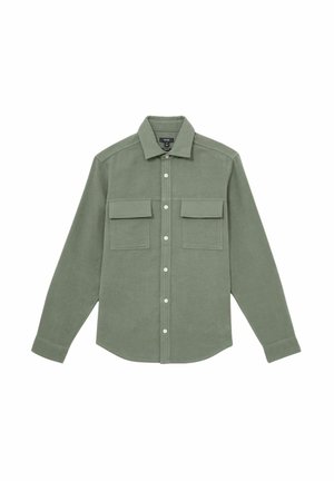 Cămașă din flanel verde cu guler cu nasturi, două buzunare pe piept și un tiv drept. Oferă o textură moale și închideri cu nasturi standard.