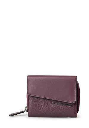 Portafoglio in pelle viola con finitura texturizzata. Presenta una chiusura a patta, un scomparto con zip e un accento metallico decorativo. Design compatto.