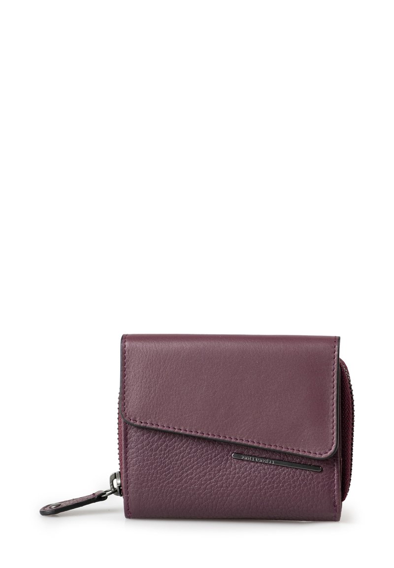 Portafoglio in pelle viola con finitura texturizzata. Presenta una chiusura a patta, un scomparto con zip e un accento metallico decorativo. Design compatto.