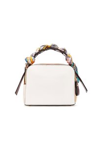 Borsa a mano in pelle bianca di forma quadrata, con manico intrecciato in tessuto. Dettagli in metallo dorato e chiusura con cerniera.
