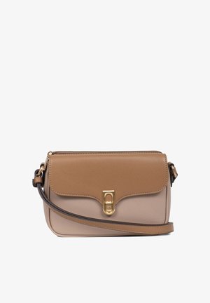 Crossbody tas in tan en beige gestikt leer, met een gouden sluiting en een afneembare schouderband. Compact rechthoekige vorm.