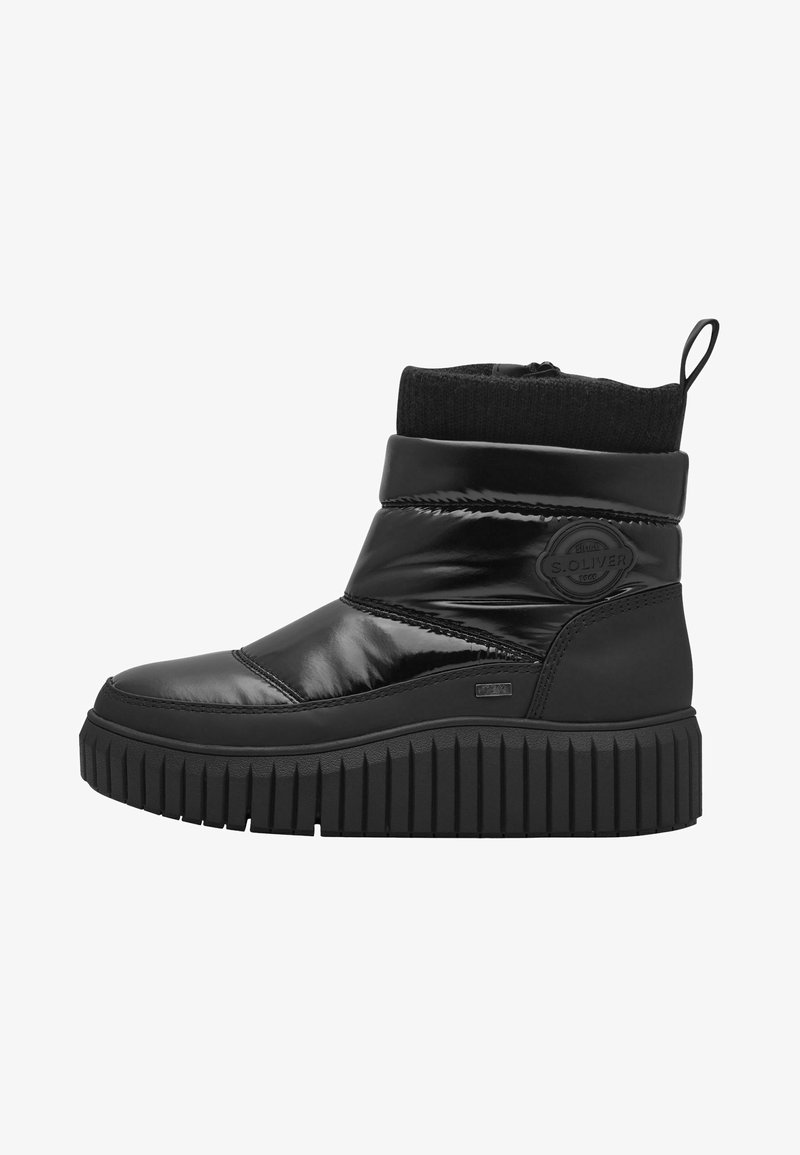Bottines noires avec une finition brillante, tige rembourrée, semelle plateforme noire côtelée et col en tricot noir. Présente un logo sur le côté.