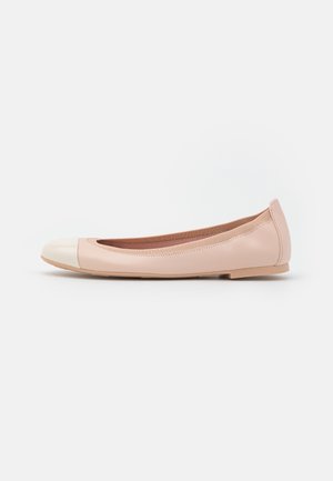 Hellrosa Leder-Ballerina mit abgerundeter weißer Kappe und flacher Sohle, seitlich auf weißem Hintergrund gezeigt.
