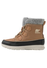 Braune und schwarze isolierte Winterstiefel mit grauem Fleece-Kragen, Schnürhaken, robustem Sohlenprofil und Sorel-Logo an der Seite. Wasserdichtes Design.