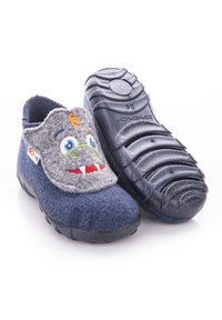 Granatowe filcowe kapcie z szarym potwornym uśmiechem na wierzchu, z tkaninowymi akcentami i teksturowaną czarną kauczukową podeszwą zapewniającą przyczepność.