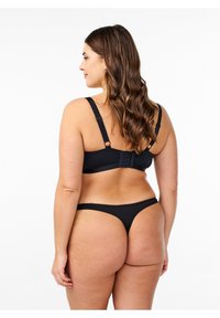 Zwart lingerieset met een eenvoudig ontwerp. De beha heeft verstelbare bandjes en een haaksluiting. De string heeft een gladde textuur en een minimalistische stijl.