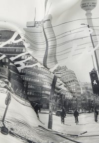 Υφάσμα σε ασπρόμαυρο με παραμορφωμένο σχέδιο αστικού τοπίου που περιλαμβάνει κτίρια, δρόμους και ένα φανάρι, τυπωμένο σε απαλό, ρέον υλικό.