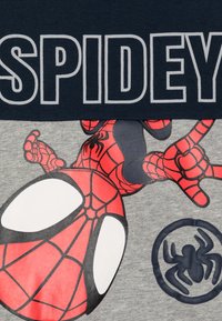 Sivý tričko s červenou grafikou Spider-Mana a kruhovou ikonou pavúka. Námorníckomodrý text s nápisom "SPIDEY" navrchu. Bavlnený materiál.