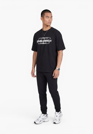 Smilodox, UNISEX T-SHIRT LYAM - Camiseta estampada - schwarz