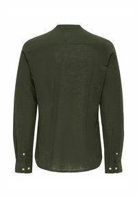 Chemise à manches longues en tissu vert foncé avec une surface texturée, dotée d'un col classique et de poignets à boutons. Design lissé et coupe droite.