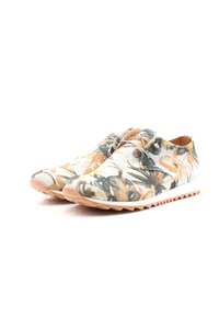 Scarpe con motivo floreale, con una parte superiore in mesh bianco e suola in gomma beige. Presentano una punta arrotondata e lacci decorativi per la chiusura.