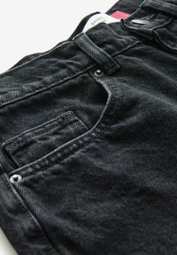 Next EYELET DETAIL BARREL TALL - Sirgete säärtega teksad - washed black