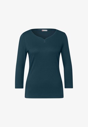 Donkerblauwe langmouwtop met een V-hals en drie knopen bij de kraag. Gemaakt van een zachte, gladde stof met een getailleerd ontwerp.