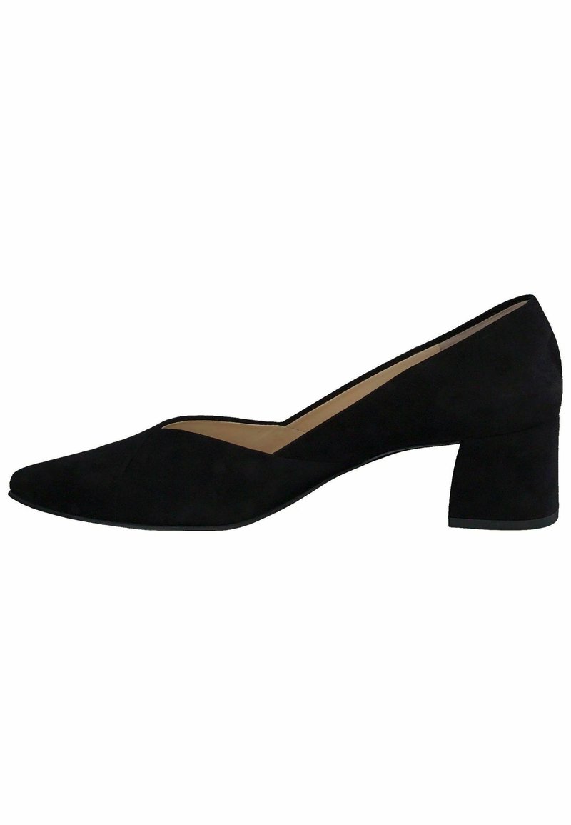 Chaussure à talon haut en suedé noir avec un bout pointu et un talon bloc de hauteur moyenne. Texture lisse et design minimaliste avec une découpe en forme de V.