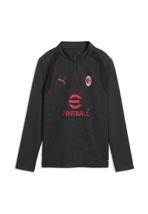 Czarna, długorękawowa koszulka treningowa do piłki nożnej z czerwonym logo Puma, herbem AC Milan oraz tekstem "Football", z suwakiem do ćwiartki i fakturowanym wzorem.