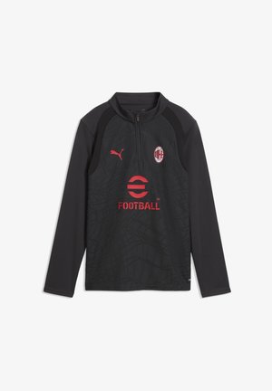 Top de entrenamiento de fútbol negro de manga larga con logo rojo de Puma, escudo del AC Milan y texto "Football", con cremallera hasta un cuarto y patrón texturizado.
