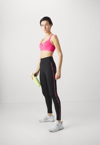 ONLY Play ONPMARTINE SEAMLESS BRA OPUS - Športni modrček s srednjo podporo - raspberry sorbet