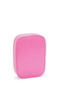 Borsa cosmetica rosa con zip, con un motivo testurizzato che ricorda le squame; forma rettangolare, bordi lisci e una finitura lucida.