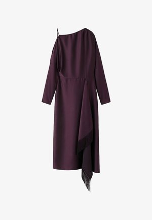 Asymmetrisk mørkelilla midikjole med ét langt ærme, én tynd skulderrem og frynset draperet detalje på den ene side.