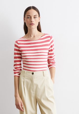 Parte superior de rayas rojas y blancas de manga larga con un escote amplio, combinada con pantalones de talle alto beige. Diseño simple y ajustado.