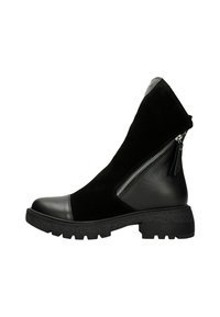 Černé kotníkové boty s nubukovým svrškem, koženou špičkou a patou, robustní podrážkou s drážkami a šikmým stříbrným zipem po straně.