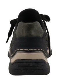 Fekete bőr cipő lekerekített hátsó résszel, szürke kiemelésekkel, fekete fűzőkkel és texturált gumitalppal, amelyet világos varrási részletek díszítenek.