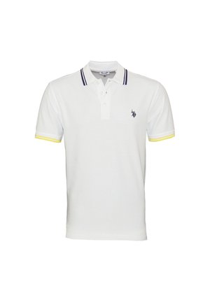 Hvid polo t-shirt med korte ærmer med marineblå stribet krave, gule ærme accenter, tre-knaps lukning og lille mørkt logo på venstre bryst.