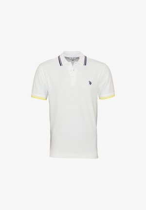 Wit poloshirt met korte mouwen, marineblauwe gestreepte kraag, gele accenten op de mouwen, drieknopenhals en klein donker logo op de linkerborst.