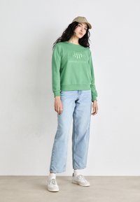 GANT TONAL SHIELD C NECK - Sweatshirt - seacrest green
