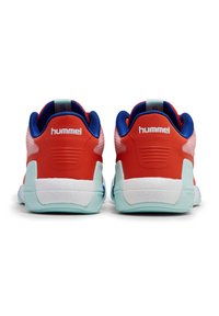 Scarpe da ginnastica rosse e rosa con dettagli blu, materiali in rete e sintetici, suole imbedite bianche e acqua, e un marchio "hummel" prominente.