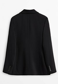 Veste noire avec une texture lisse, col cranté et manches longues. Présente six boutons en guise d'accents aux poignets. Design épuré et taillé sur mesure.