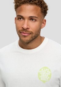 Witte sweatshirt van katoen, met een ronde, lichtgroene graphic en tekst: "ALS HET LEVEN JE CITROENEN GEFT, GRAB TEQUILA EN ZOUT."