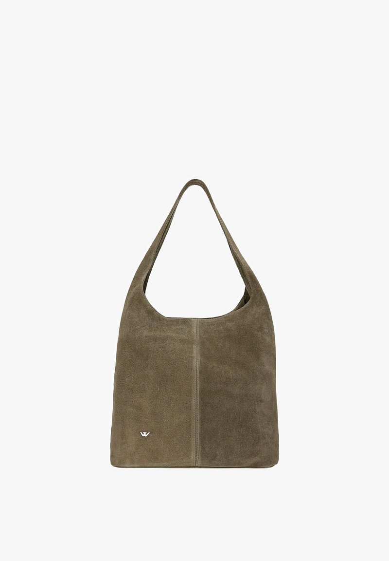 Sac à épaule en daim vert olive doux avec une large bandoulière et un petit logo argenté près du coin inférieur gauche.
