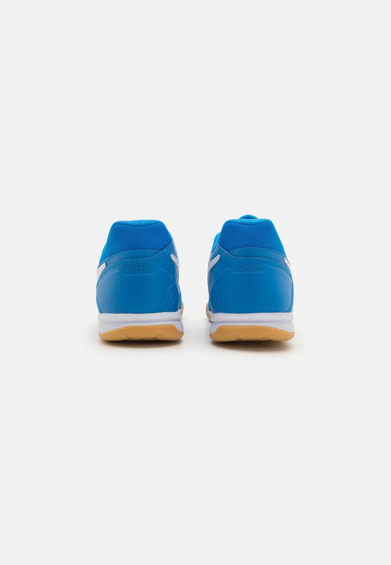 Zapatillas deportivas azules con un upper sintético suave, detalles de malla, adornos en blanco y una suela de goma, diseñadas para la comodidad y el soporte.