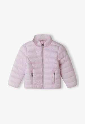 Veste rembourrée rose clair avec un col montant, deux poches avant zippées et une texture matelassée cousue. Comprend une fermeture éclair à l'avant.