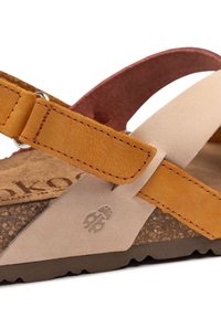 Sandalo in pelle con cinturini arancioni e beige, dotato di una soletta in sughero testurizzato e suola in gomma. Presenta dettagli cuciti e un logo.