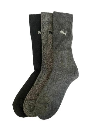 Drei Paar geschnürte Crew-Socken in Schwarz, Anthrazit und Grau mit einem weißen Puma-Logo nahe dem oberen Bündchen.