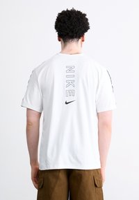 Nike Sportswear TEE - Print T-shirt - white